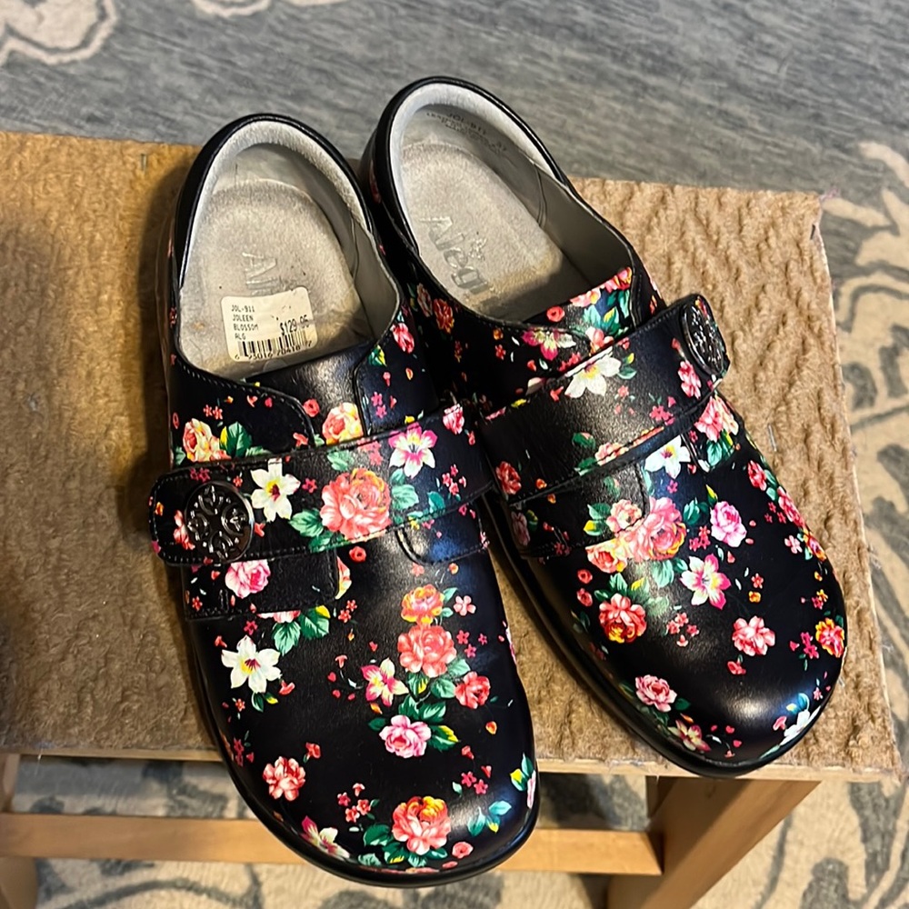 Never worn Algeria size 37 With Velcro Clogs